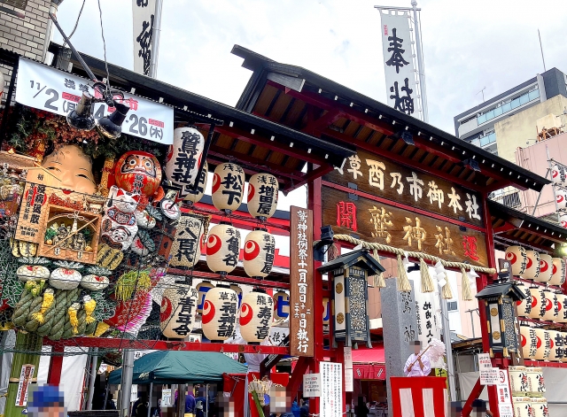 暮れの浅草酉の市