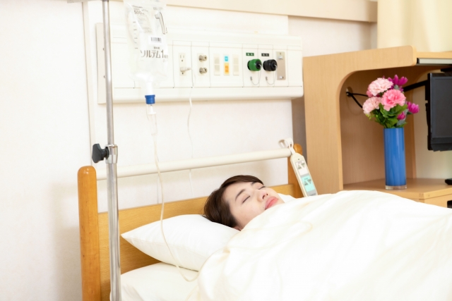 入院ベットで眠る女性