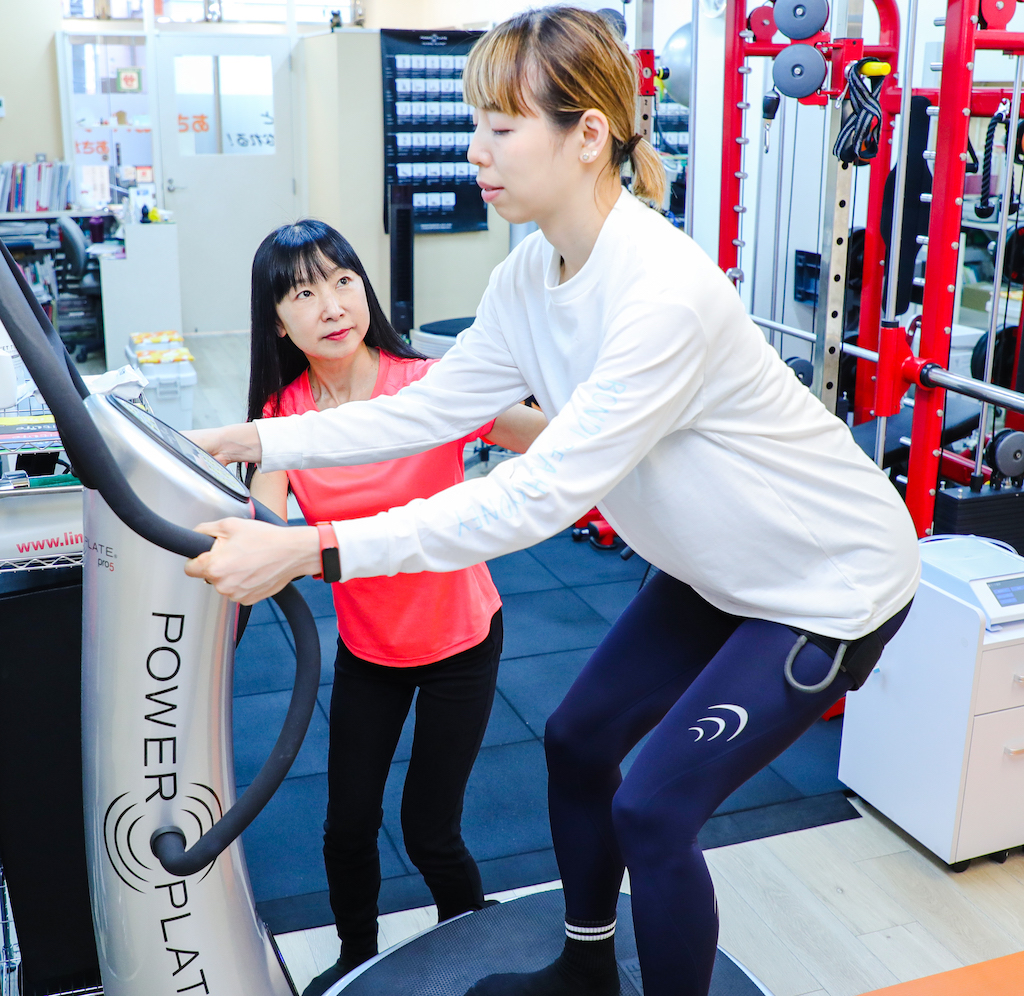 あさがおパーソナルジムで下半身のトレーニングを頑張る女性とトレーナ