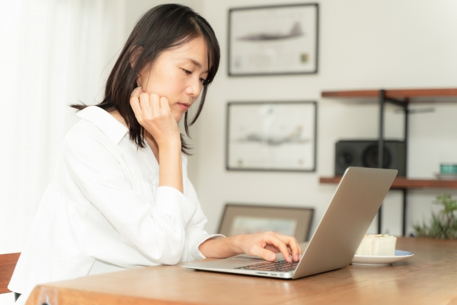 在宅ワークで座りっぱなしの女性