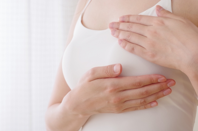 自分で乳房のしこりを探す女性