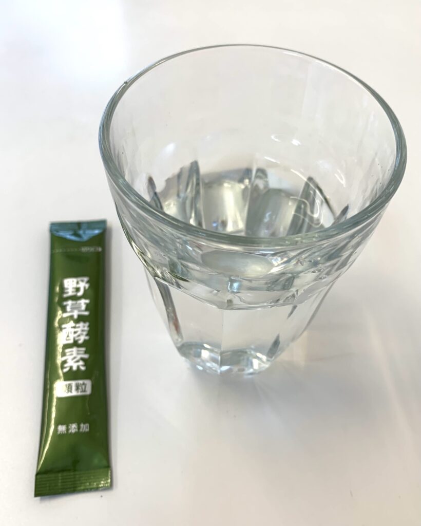 野草酵素と水