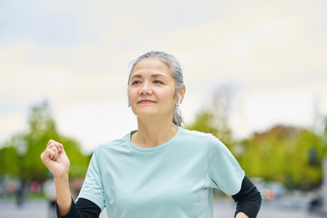 元気にウォーキングするシニア女性