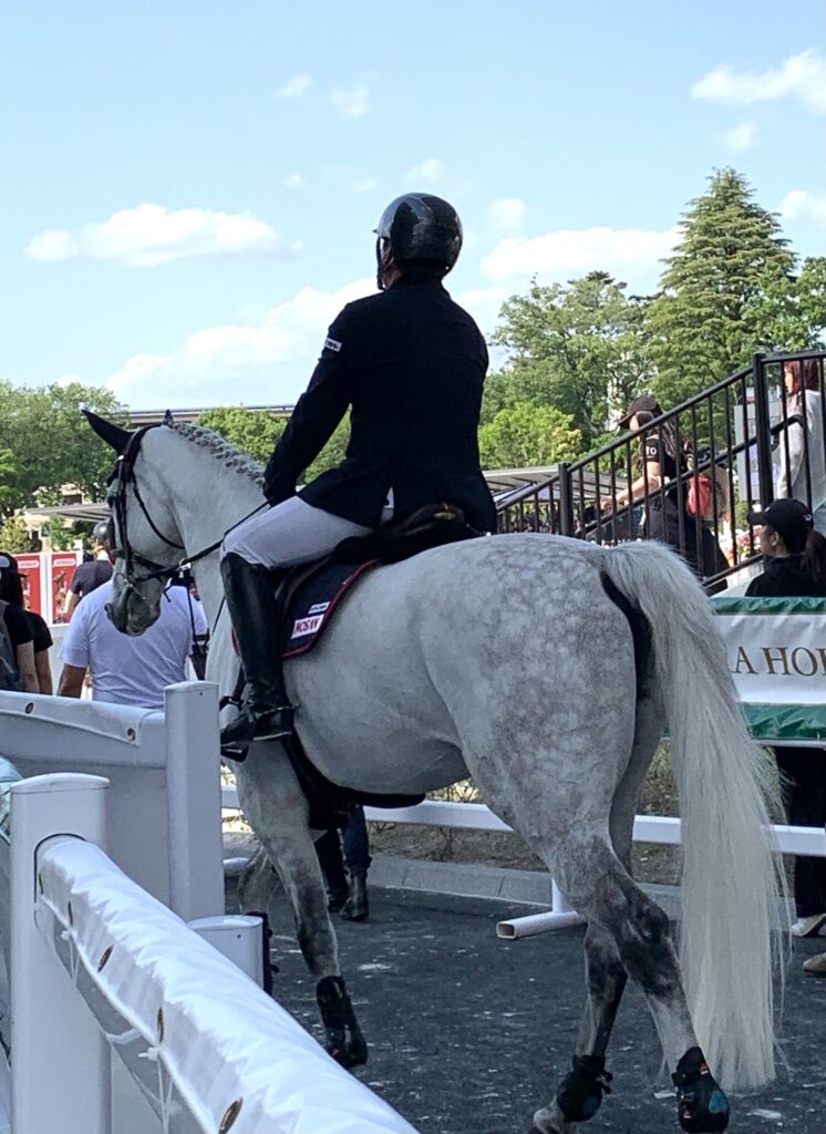 競技会の出番を待つ馬と騎手