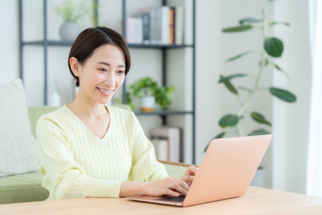 病気から復帰し、在宅で仕事をする女性