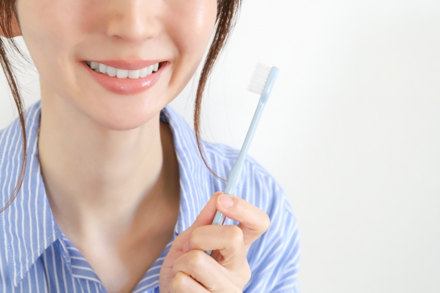 歯磨きする女性