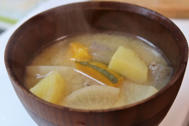 ジャガイモと大根の味噌汁
