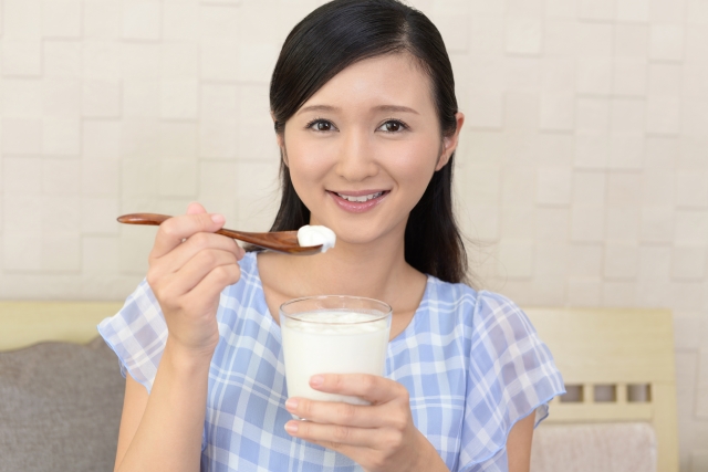 暑くてアイスクリームを食べる女性
