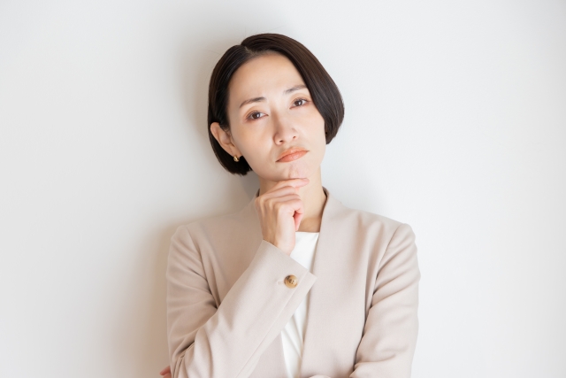 体の不調を感じているミドル女性