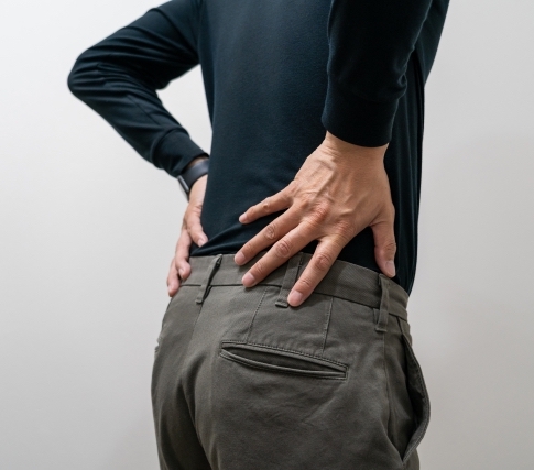 ミドル男性腰の痛み