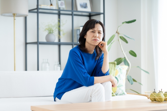 疲れて不機嫌なミドル女性