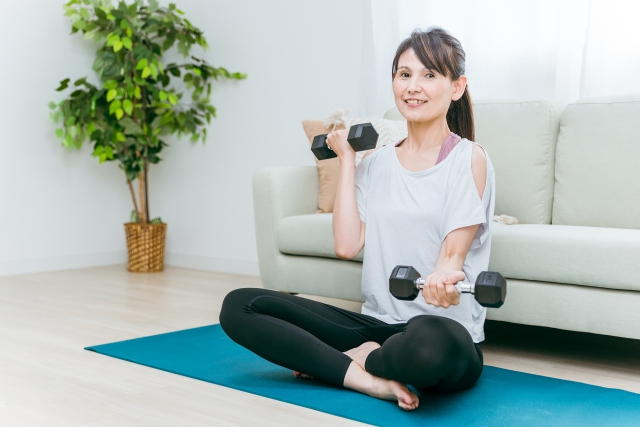 自宅で緩く筋トレをするミドル女性