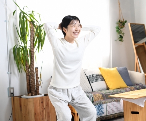 自宅でスクワットをする女性