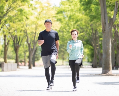 公園を歩くカップル