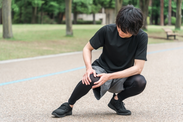 ランニングで膝を痛める男性ランナー