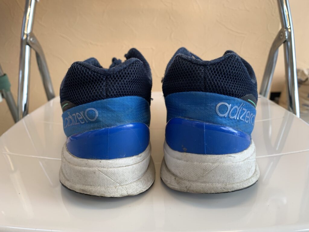 履き潰してクッションが潰れたスニーカー