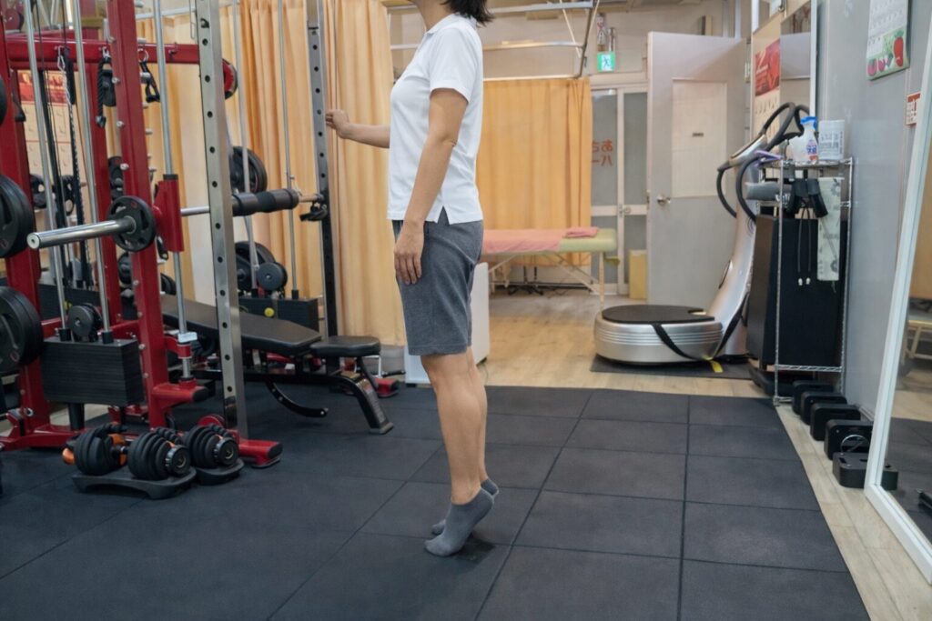 立位でかかとを上げ下げする運動