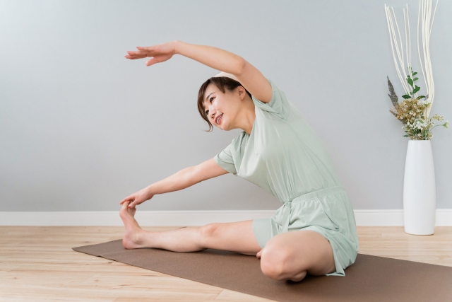 寝る前にパジャマでストレッチする女性