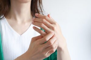 朝に指の強張りを感じる女性