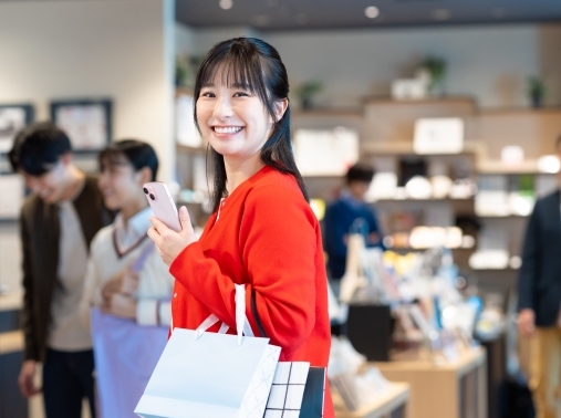元気に買い物をする女性