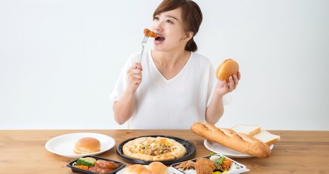食事が早食いの習慣がある女性。