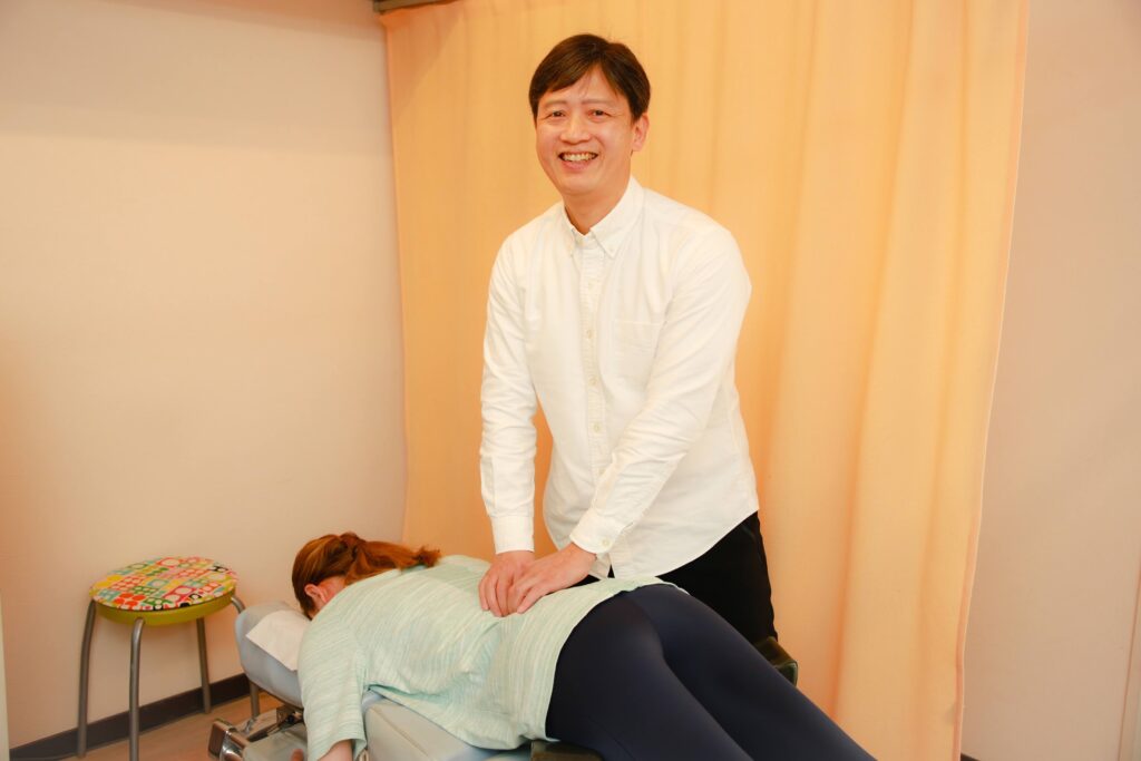 院長の整体を受ける女性