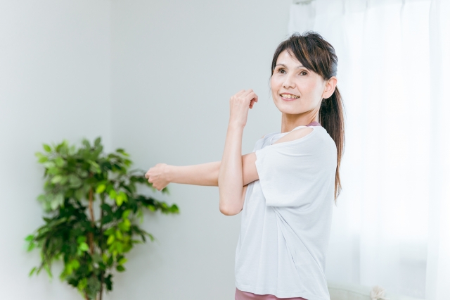 肩のストレッチをするミドル女性