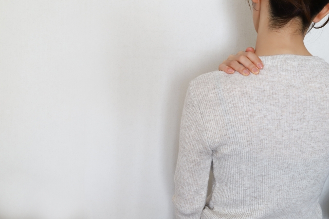 肩の痛みで悩む女性