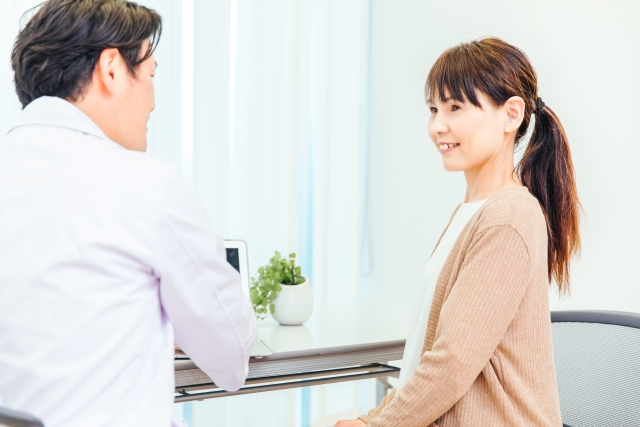 ドクターに質問を受ける女性