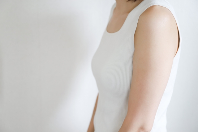 姿勢が悪く猫背の女性