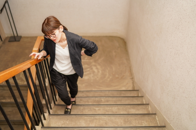 階段の登りが辛い女性
