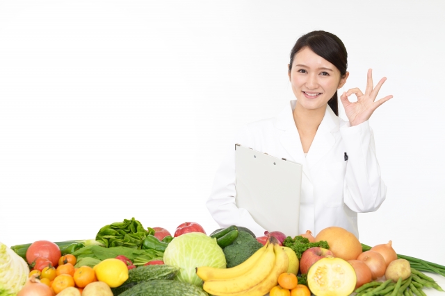 食事の内容にOKサインを出す女性