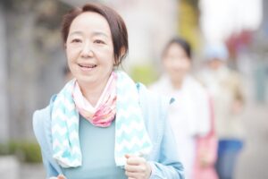 元気に歩くシニア女性