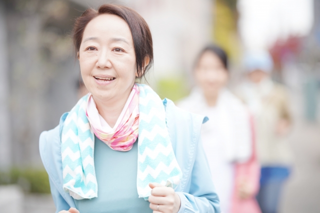 元気に歩くシニア女性