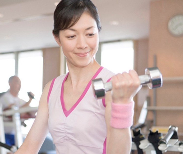 筋トレで健康を保つミドル女性