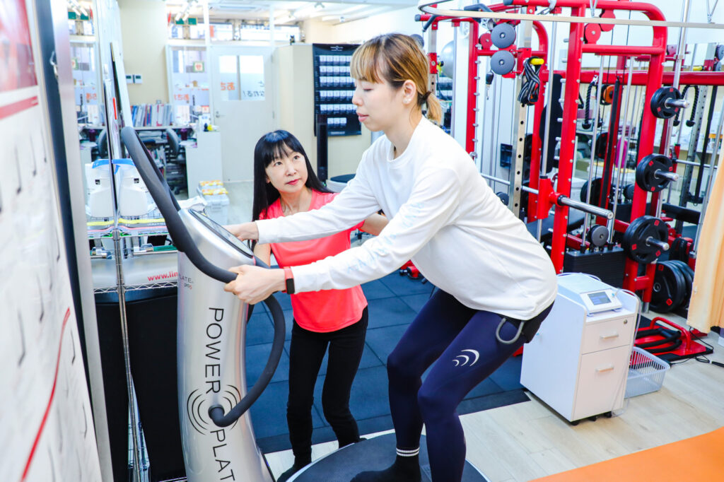 加圧のトレーニングで下半身を鍛えるメンバーさん