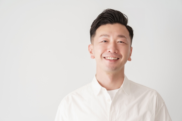 腰痛が治り笑顔になる男性