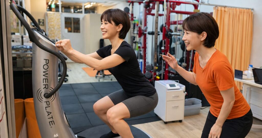 専門家の指導でトレーニングする女性
