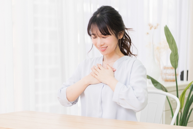 朝に自身の体調を確認する女性