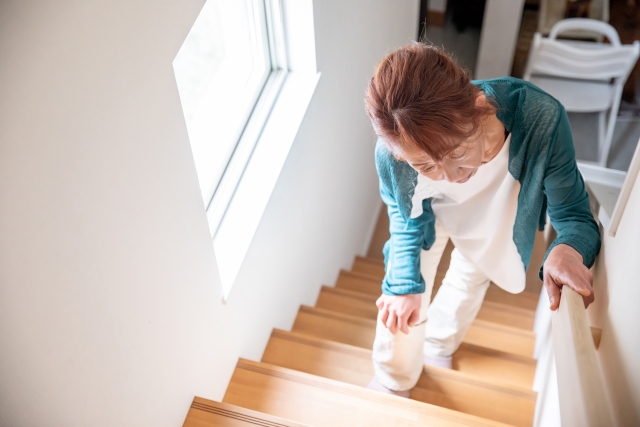 階段で膝が痛くなるミドル女性