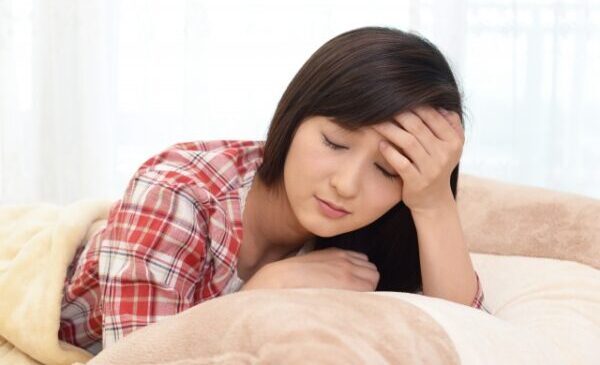眠りが浅く疲れが取れない女性
