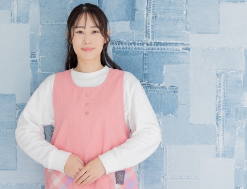 若い女性の保育士さん