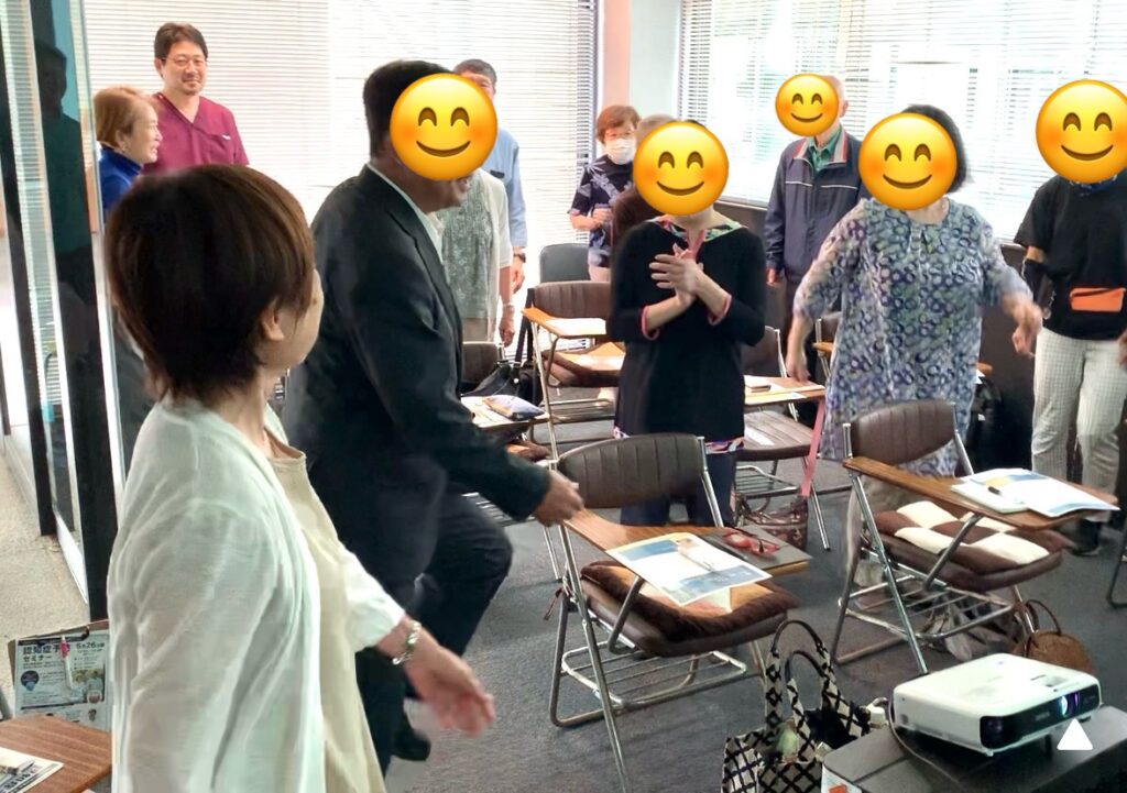 セミナーで参加者とドゥアルタスク体験する