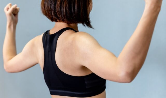 筋トレ運動で綺麗な筋肉の女性