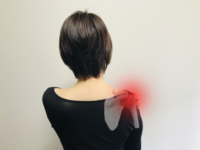 肩の痛みを訴える女性