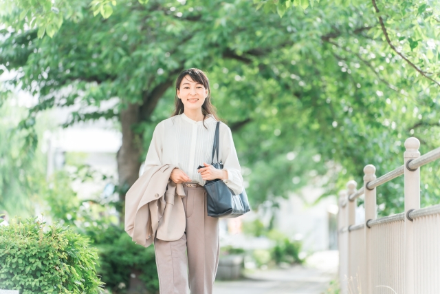 通勤で一駅ウォーキングする女性