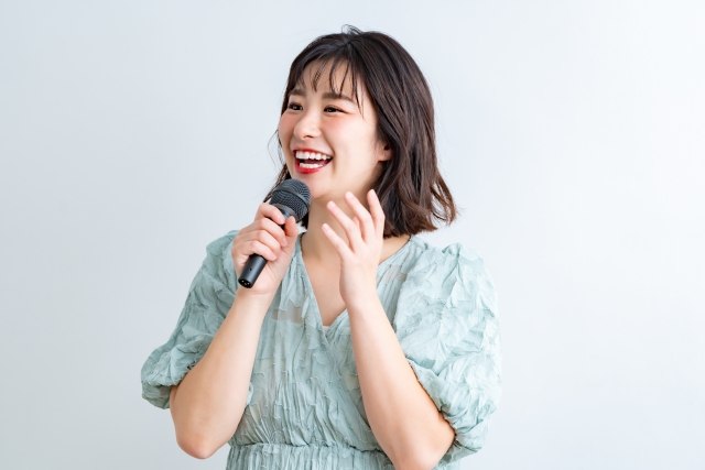 趣味でカラオケする女性
