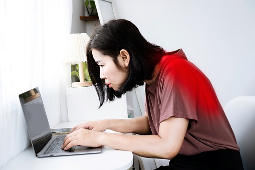 猫背で姿勢が悪い女性
