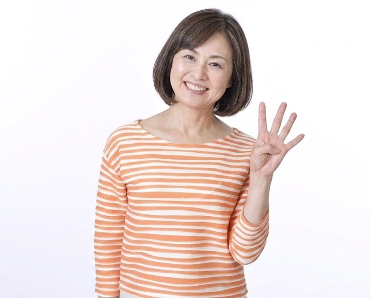 ４つの柱を意味する４本指を立てるミドル女性。