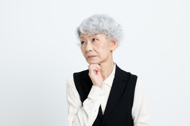 認知症で表情がなくなったシニア女性